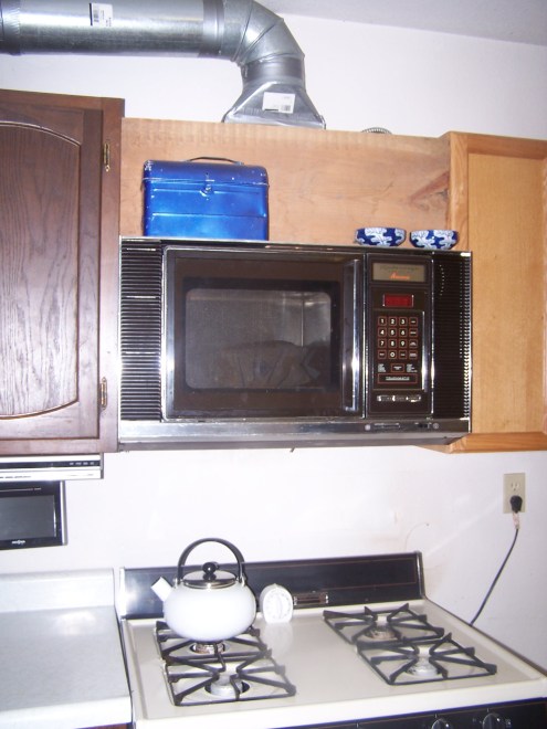 Some of the DIY the landlord tried above the microwave. He had it hidden by a mass of leaves wound in lattice. It was so dusty and ugly. So far I spruced it up with a vintage lunc box of recipies. I love the little vintage tea pot Tony found for me.