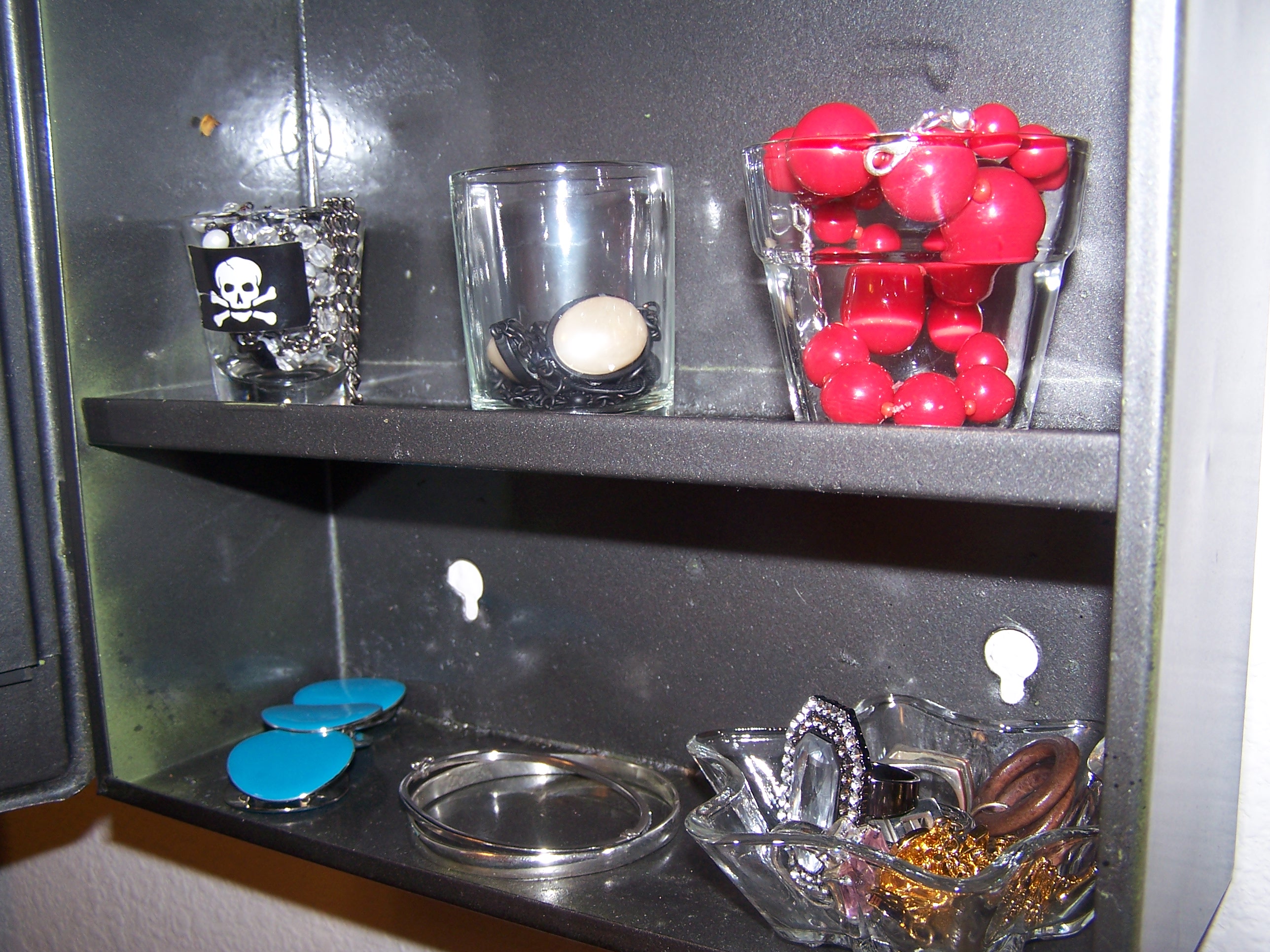 I found these little jars and glasses at the local Salvation Army for about 25cents.