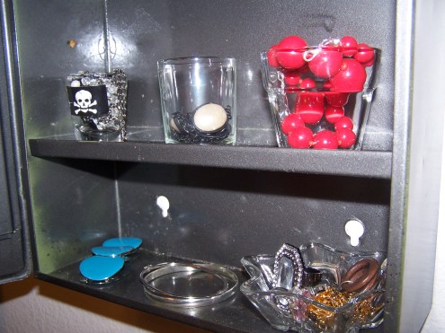 I found these little jars and glasses at the local Salvation Army for about 25cents.