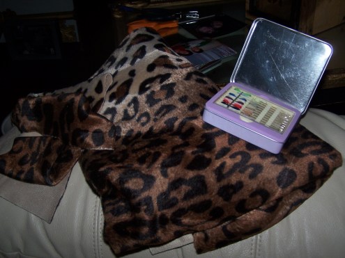 The material and my little sewing kit (I did this little project by hand).